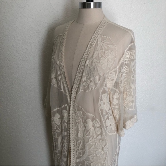 Windsor Ivory Lacey Embroidered Robe - Picture 12 of 12